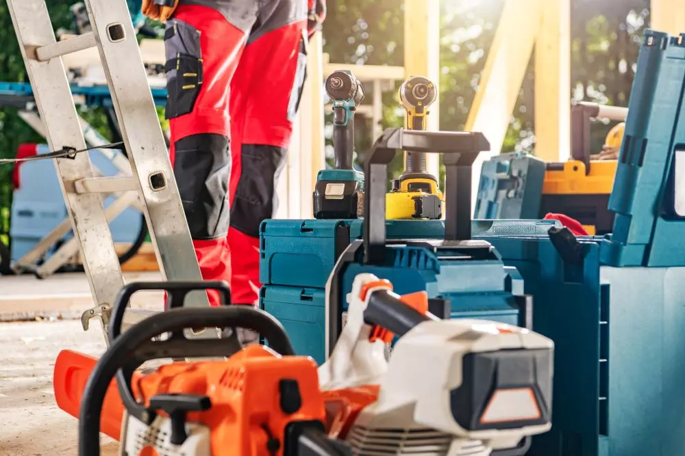 Préparation de divers outils pour chantier de travaux rénovation, entretien, construction avec Location Nord Sud situé à Mirabel